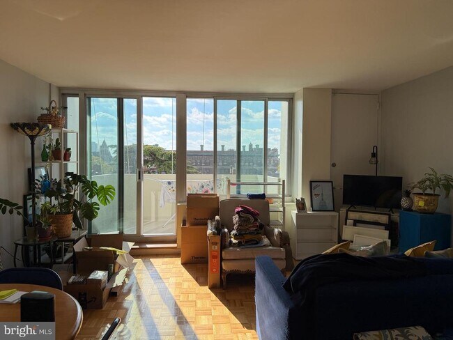 Building Photo - 604 S Washington Square