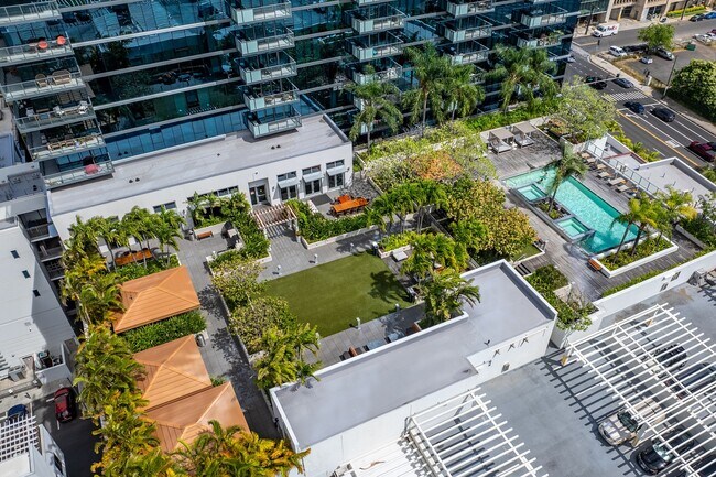 Building Photo - Fully Furnished 2 Bed / 2 Bath Condo with ...