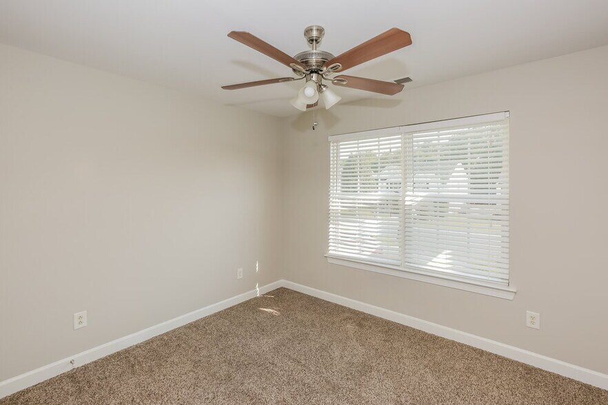 Building Photo - 2926 Island Point Dr NW
