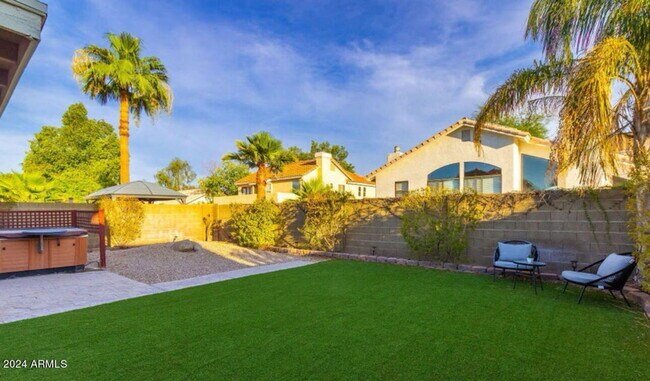Building Photo - 8813 E Charter Oak Dr