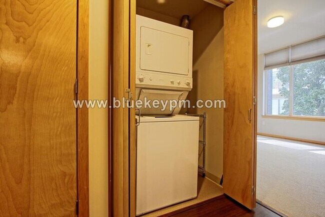 Building Photo - REDUCED RENT... #207- 1 Bed 1 Bath Condo in the Pearl District