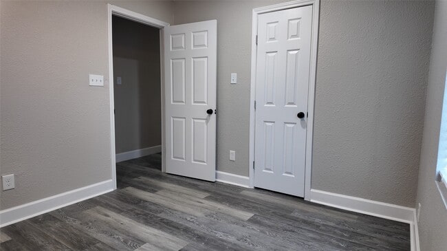 Building Photo - 917 Temple Dr