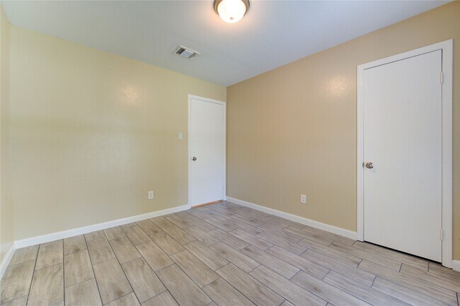 Building Photo - 3702 Royal Manor Dr
