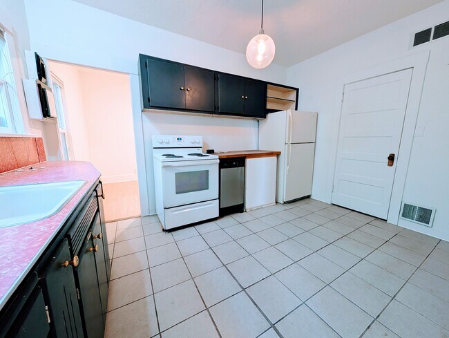 Building Photo - 1403 N 36th St