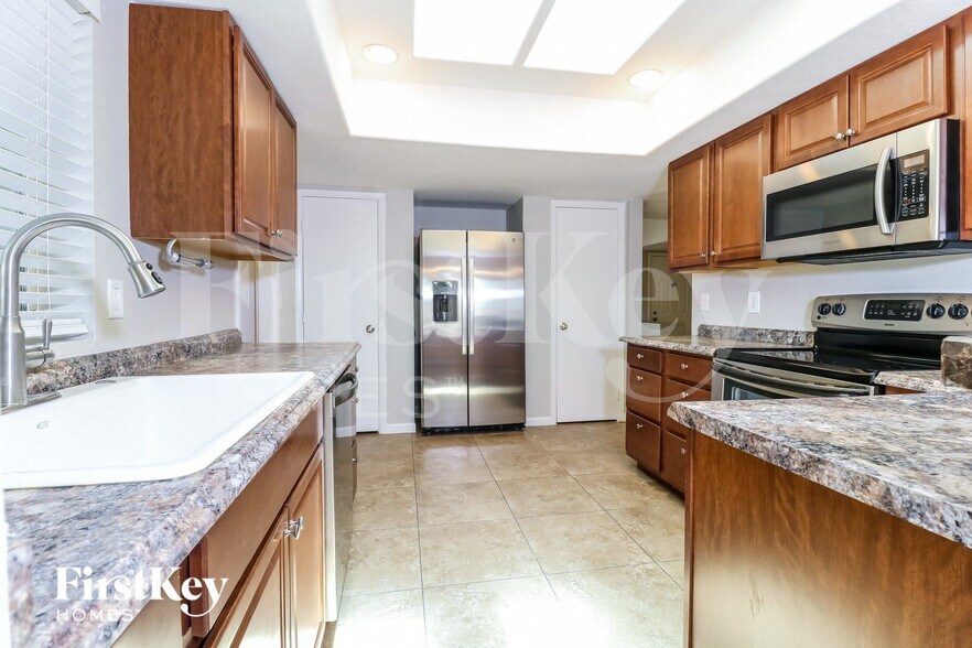 Building Photo - 5820 W Carol Ave