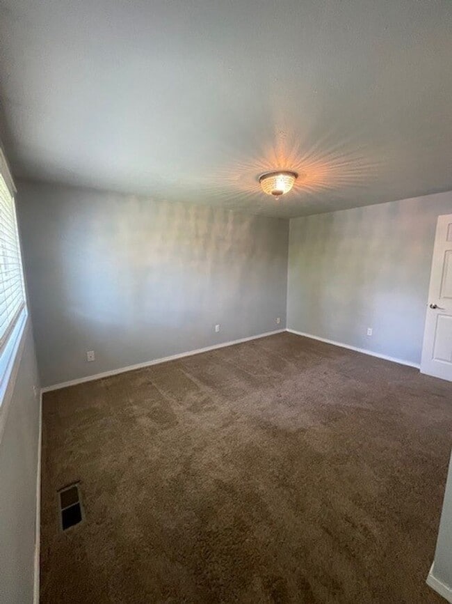 Building Photo - Beautifully Maintained 3 Bedroom 2 Bath Home with Garage and Fenced Yard! Pets Welcome!