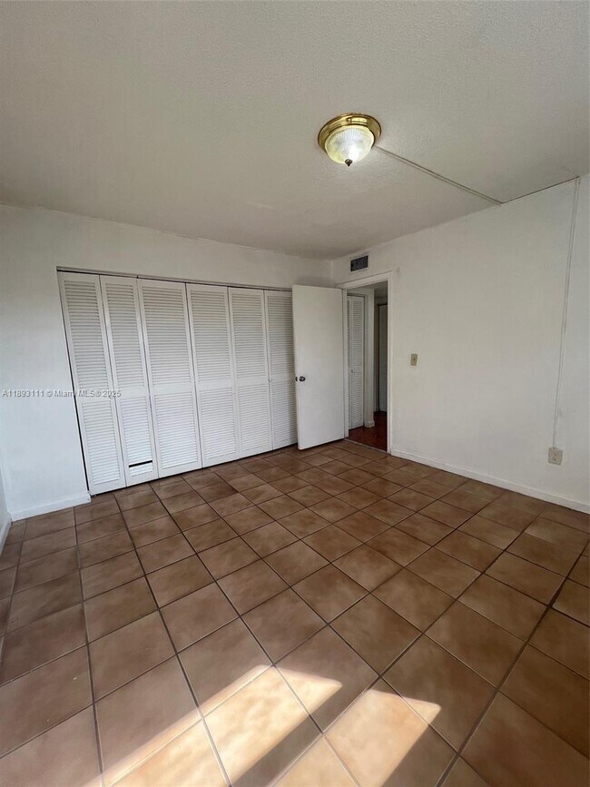 Building Photo - 13725 NE 6th Ave