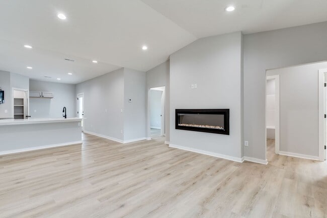 Building Photo - Long Beach-Oliver Plan