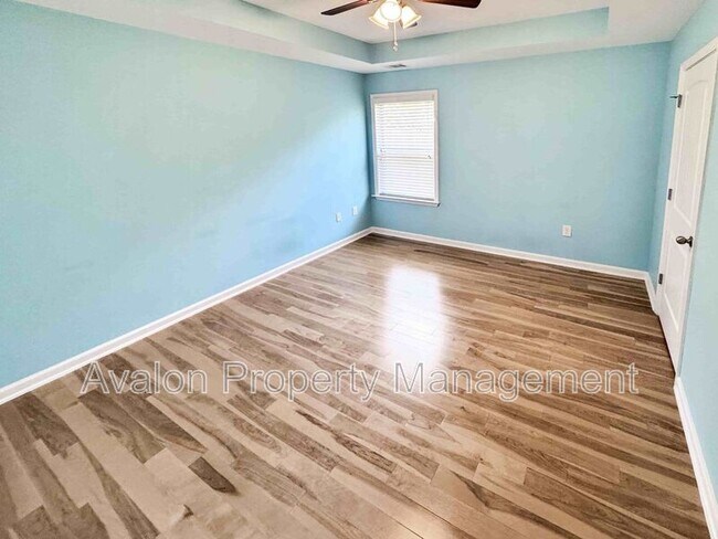 Building Photo - 2435 Manor View