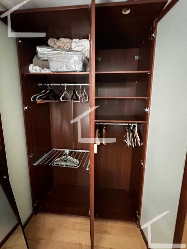 Building Photo - Great 1 bedroom condo available NOW - Northeastern