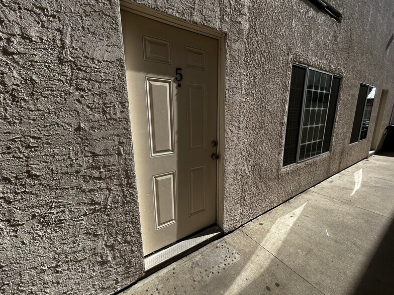 Building Photo - 6466 Balboa Blvd