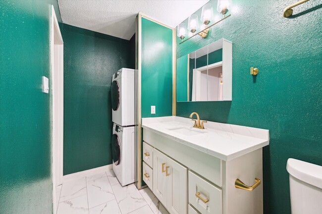 Building Photo - 2475 Underwood St