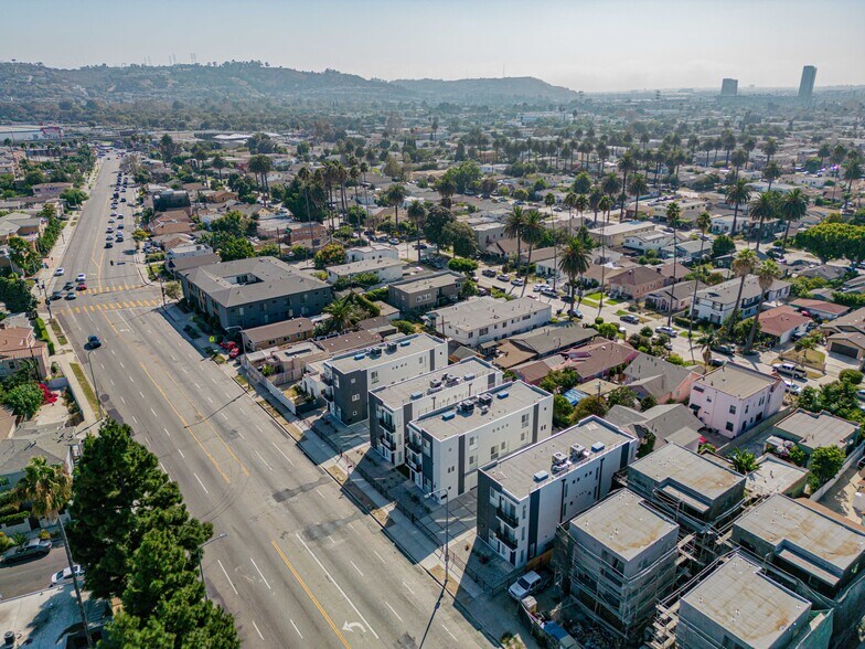 Building Photo - 2733 S La Brea Ave