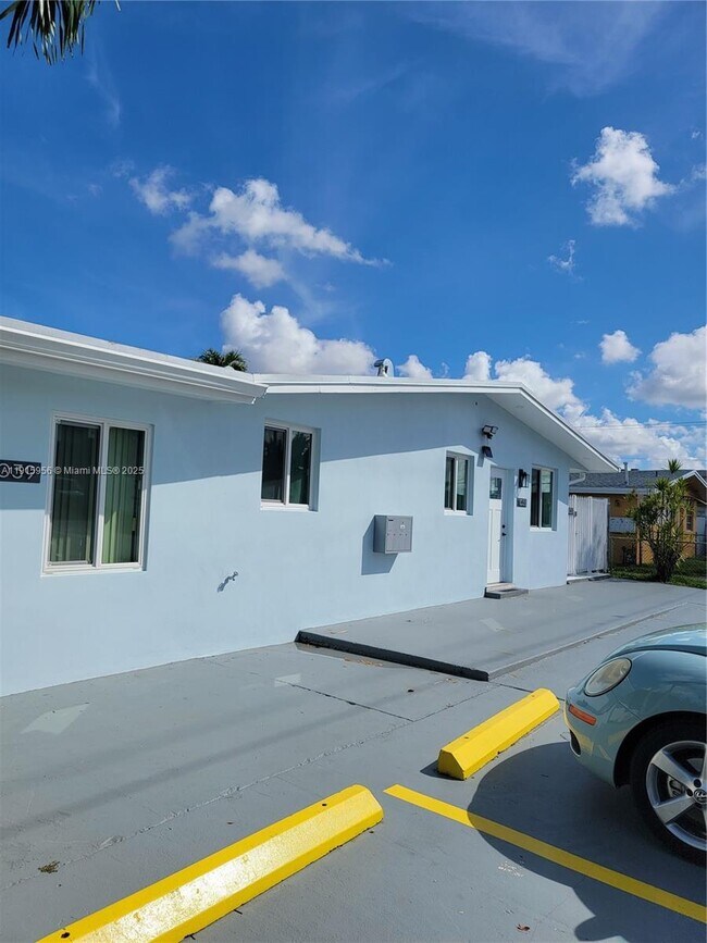 Building Photo - 1037 W 23rd St