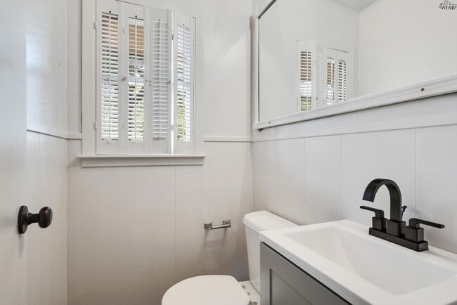 Building Photo - 2108 Granada Dr