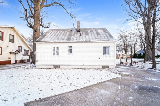 Building Photo - 23200 Blackstone Ave