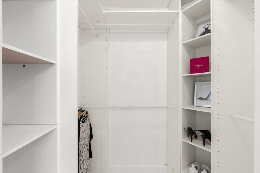 Building Photo - 15465 Lake Magnolia Pl