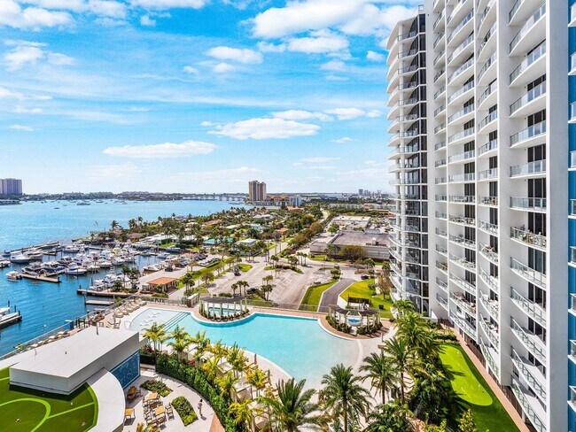 Building Photo - 220 Lake Shore Dr