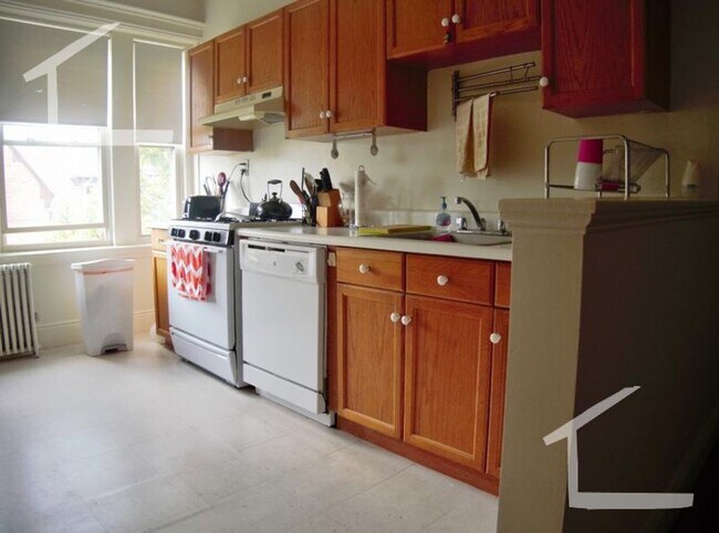 Building Photo - No Brokers fee, Ho Security Deposit, heat,...