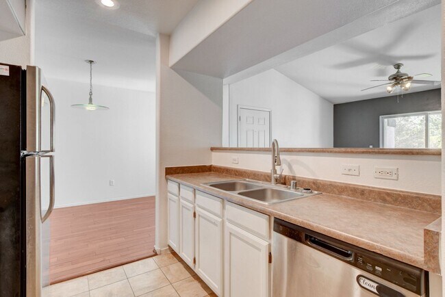 Building Photo - Adorable Southwest condo