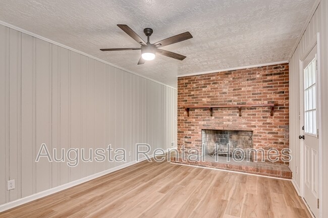 Building Photo - 323 Pineview Dr