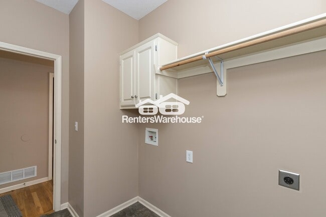 Building Photo - 5701 NE Hidden Meadow Dr