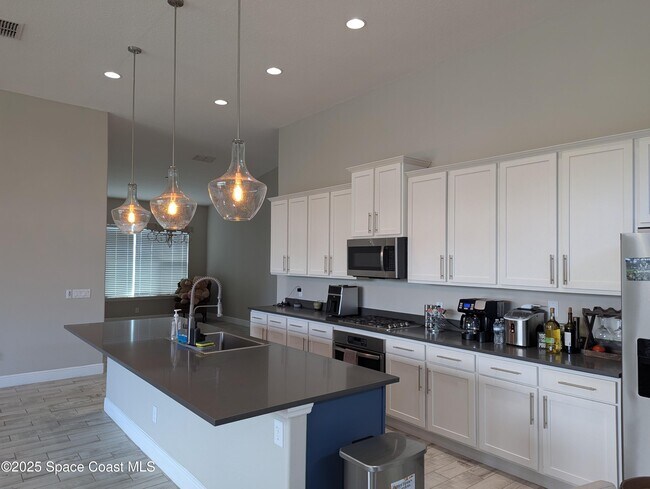 Building Photo - 3960 Poseidon Way