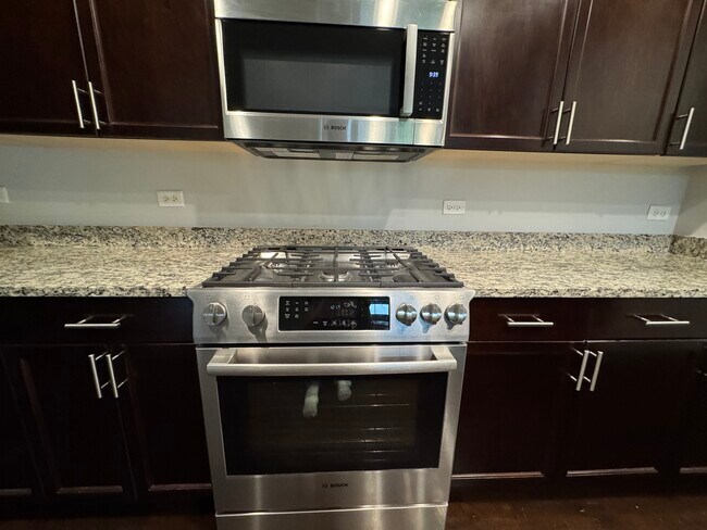 Building Photo - 1800 Amberley Ct