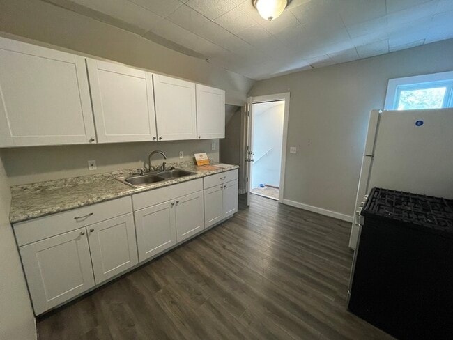 Building Photo - Downtown Sparta Two Bedroom Upper Unit