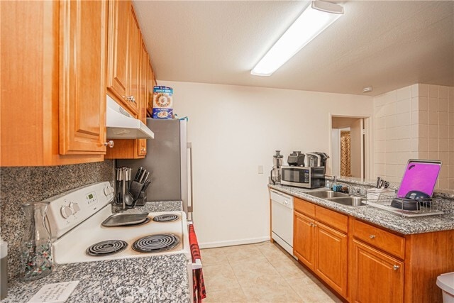 Building Photo - 23611 Golden Springs Dr