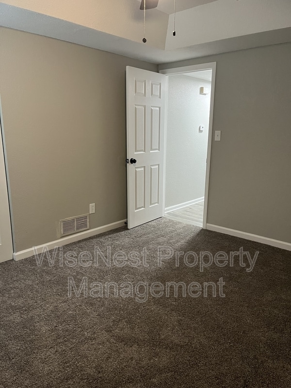 Building Photo - 708 NE Ball Dr