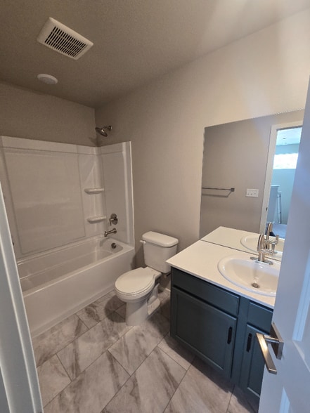 Building Photo - 4832 River Roads Dr