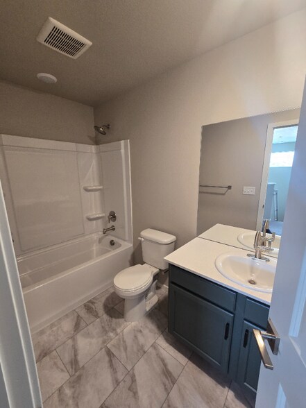 Building Photo - 4921 Autumn Leaf Dr