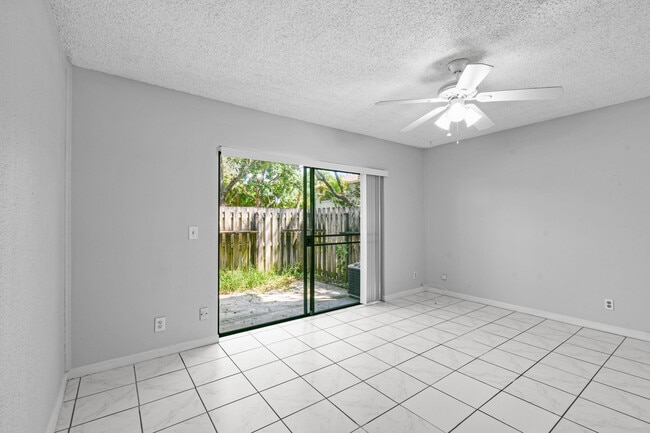 Building Photo - 408 N Cypress Dr