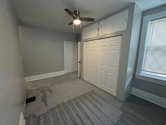 Building Photo - Available NOW! 3 Bed 2 Full Bath Townhome ...