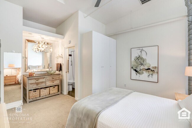 Building Photo - Modern 1BD/2BA Loft Just Minutes from Down...