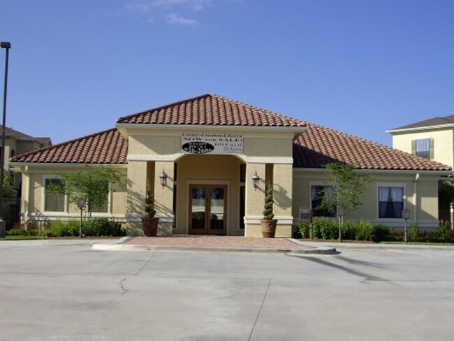 Building Photo - FURNISHED OR UNFURNISHED 3BR/2BA CONDO IN ...