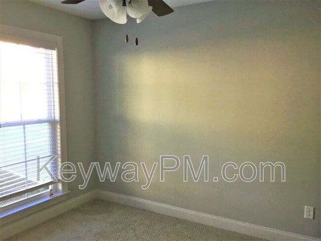 Building Photo - 626 Vista Dr