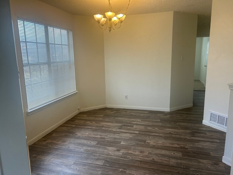 Building Photo - 1611 Mona Dr