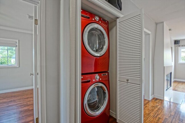 Building Photo - Beautifully Remodeled, Bright & Airy Home w/ Detached Bonus Room w/ Bath & 1-Car Garage, Front Ya...