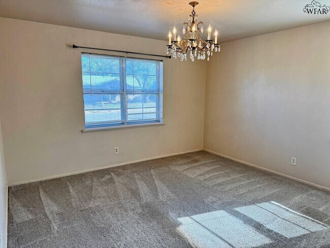 Building Photo - 1408 Normandy Dr