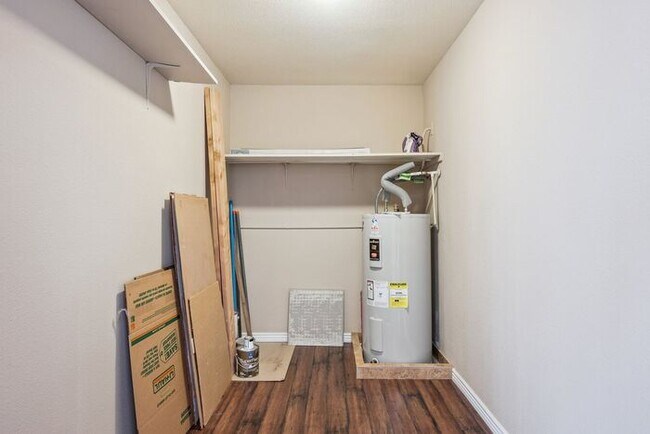 Building Photo - Cozy 2-bedroom, 1.5-bath townhome