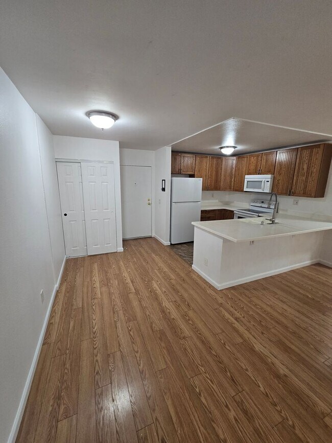 Building Photo - Spacious 1BR Mission Valley Condo - A/C - Private Balcony - 2 Parking Spaces