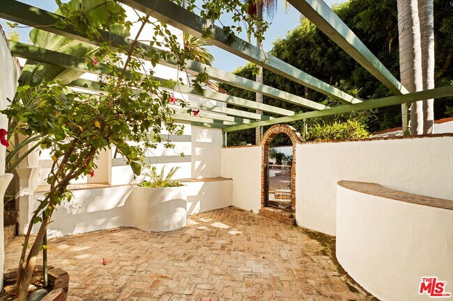 Building Photo - 1800 Outpost Dr