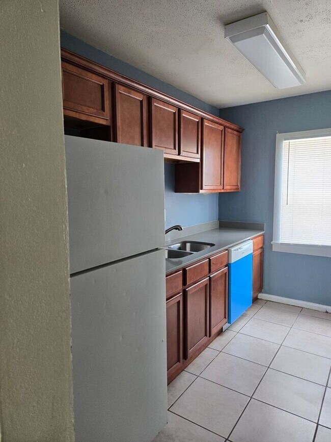 Building Photo - 2 bedroom Townhome off Pensacola Available