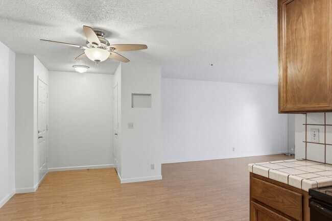 Building Photo - Gated Madonna Vista Community!