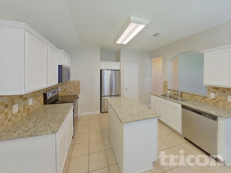 Building Photo - 825 Hawthorne Rd