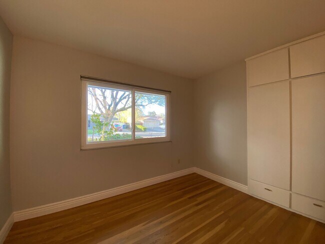 Building Photo - Beautiful 3 BDRM, 2 BATH Home w/ American ...