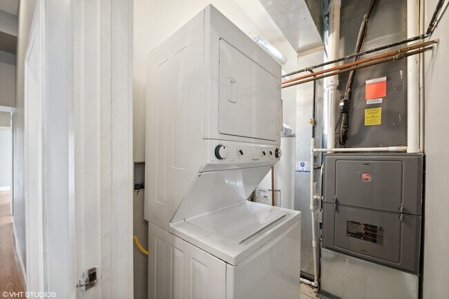 Building Photo - 3659 W Shakespeare Ave