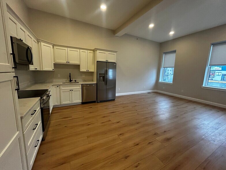 Building Photo - 246 Front St